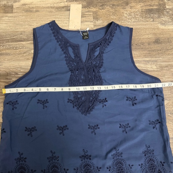 NWT Emery Rose Navy Blue Eyelet Lace Scalloped Hem Sleeveless V-Neck Top Sz 1XL - Picture 3 of 5